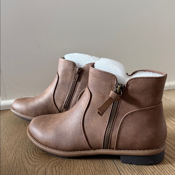 Girls size 5 leather brown booties with zipper on the inside and outside. - Picture 1 of 5